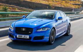 Синий автомобиль Jaguar XJR575, 2017 года