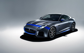 Автомобиль Jaguar F Type SVR Graphic Pack Coupe 2018 на сером фоне