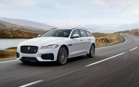 Автомобиль Jaguar XF S Sportbrake, 2017 года на трассе