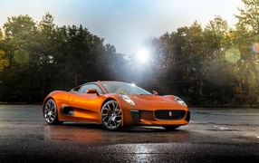 Спортивный автомобиль Jaguar C X75 007 на мокром асфальте