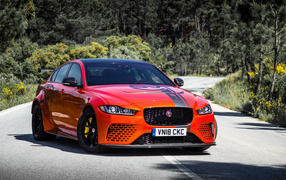 Спортивный автомобиль Jaguar XE SV Project 8