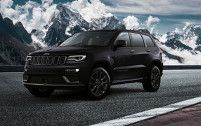 Черный Jeep Grand Cherokee S, 2019 на фоне заснеженных гор