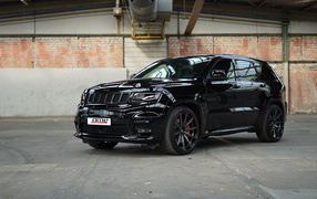 Черный автомобиль GME Jeep Grand Cherokee SRT 2018