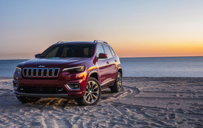 Бордовый внедорожник Jeep Cherokee Overland, 2018 на пляже
