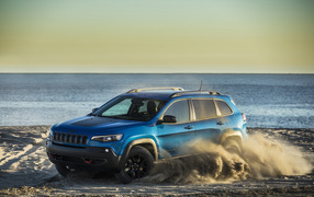 Внедорожник Jeep Cherokee Trailhawk, 2019 дрифт на песке
