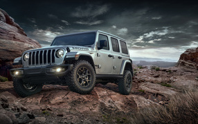 Внедорожник Jeep Wrangler, 2018 в горах 