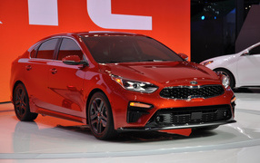 Красный новый автомобиль Kia Forte 2019 года в магазине