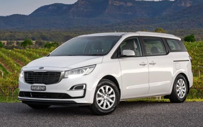 Белый внедорожник Kia Carnival 2019 года