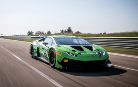 Спортивный автомобиль Lamborghini Huracan GT3 EVO 2019 года на трассе