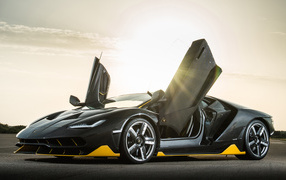 Спортивный автомобиль Lamborghini Centenario, 2019 года с открытыми дверями