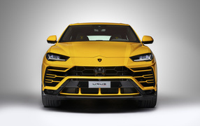 Внедорожник  Lamborghini Urus, 2018 вид спереди
