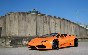 Оранжевый автомобиль Lamborghini Huracan