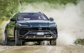 Внедорожник Lamborghini Urus 2018  года на дороге в пыли