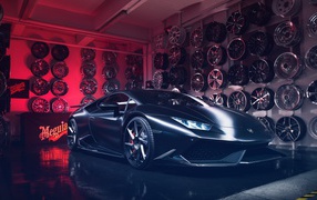 Серебристый быстрый автомобиль Lamborghini Huracan в гараже