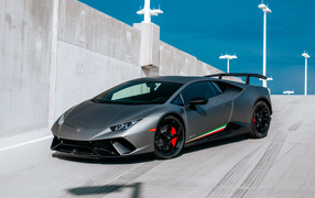 Серебристый спортивный автомобиль Lamborghini Huracan