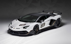 Спортивный автомобиль Lamborghini Aventador SVJ 63, 2018 на сером фоне