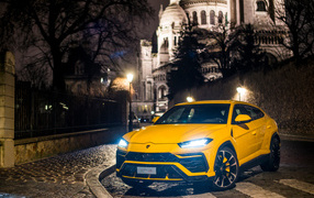 Желтый внедорожник Lamborghini Urus на ночной улице