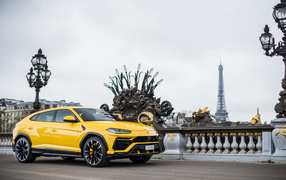 Желтый внедорожник Lamborghini Urus на мосту