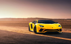 Желтый спортивный автомобиль Lamborghini Aventador S в лучах солнца