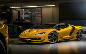 Желтый спортивный автомобиль  Lamborghini Centenario Coupe в гараже