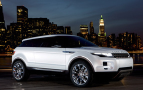 Белый внедорожник Range Rover LRX на фоне города