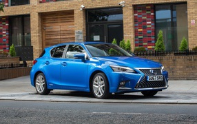 Голубой автомобиль Lexus  CT 200h, 2017