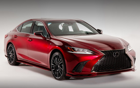 Бордовый стильный автомобиль Lexus ES 350 F, 2019 года на сером фоне