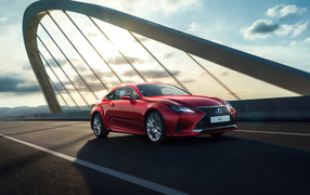 Красный автомобиль Lexus RC, 2018 года на мосту 