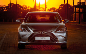 Серебристый Lexus ES 250 2018 года вид спереди
