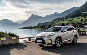 Серебристый автомобиль  Lexus RX на фоне воды