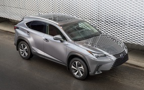 Серебристый автомобиль внедорожник  Lexus NX