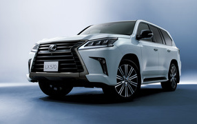 Белый внедорожник Lexus LX 570  2018 года на сером фоне