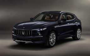 Автомобиль Maserati Levante  2018 года на сером фоне