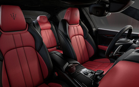 Дорогой красный с черным кожаный салон автомобиля Maserati Ghibli Ribelle 2018