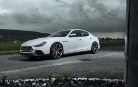 Белый автомобиль Maserati Ghibli GranSport 2018 года 