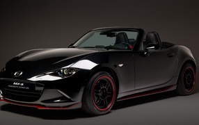 Черный автомобиль кабриолет Mazda MX-5, 2018