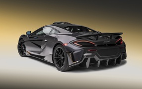 Черный спортивный автомобиль  McLaren 600LT, 2019 года вид сзади