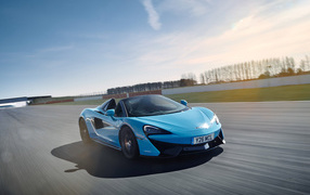 Голубой спортивный автомобиль McLaren 570S, 2018 года на трассе