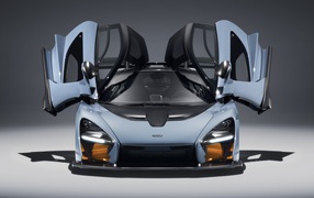 Автомобиль McLaren Senna, 2018 с открытыми дверями