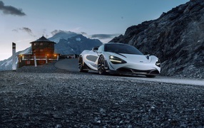 Спортивный автомобиль  McLaren 720S на горной дороге