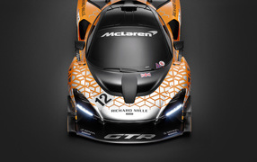 Гоночный автомобиль McLaren Senna GTR, 2018 на сером фоне