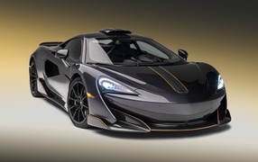 Серебристый спорткар McLaren 600LT, 2019