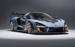 Серебристый спортивный автомобиль McLaren Senna, 2018