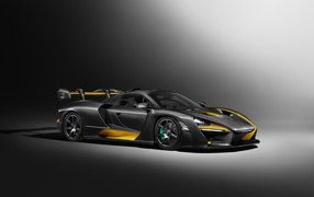 Спортивный автомобиль McLaren MSO Senna Carbon Theme 2018 года на сером фоне