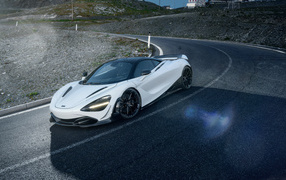 Белый спортивный автомобиль McLaren 720S, 2018 года на трассе