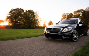 Черный автомобиль Mercedes-Benz W222 S-Class на фоне солнца