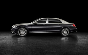 Черный автомобиль Mercedes Benz Maybach S 560 2018 года вид сбоку