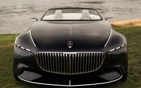 Черный автомобиль Mercedes Maybach 6 Cabriolet 2017 года, вид спереди
