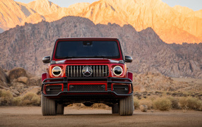 Красный Mercedes-AMG G 63, 2019 года на фоне гор