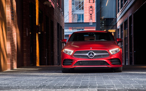 Красный автомобиль Mercedes-Benz CLS 450 AMG Line, 2019